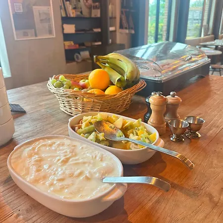 Cafe Coureur فندق